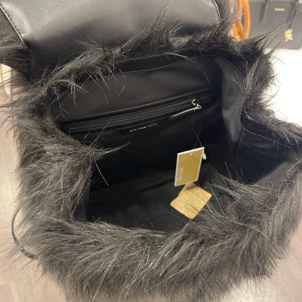 MICHAEL MICHAEL KORS Quinn Medium Flap Faux Fur Backpack
Black
NWT
Live Style - Picture 14 of 16